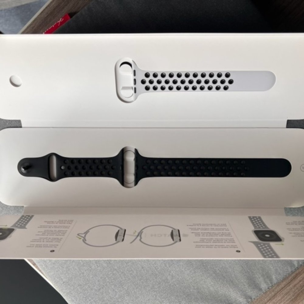Watch Series 3 Nike+ Aluminum 42MM Cellular - Picture 3 of 4